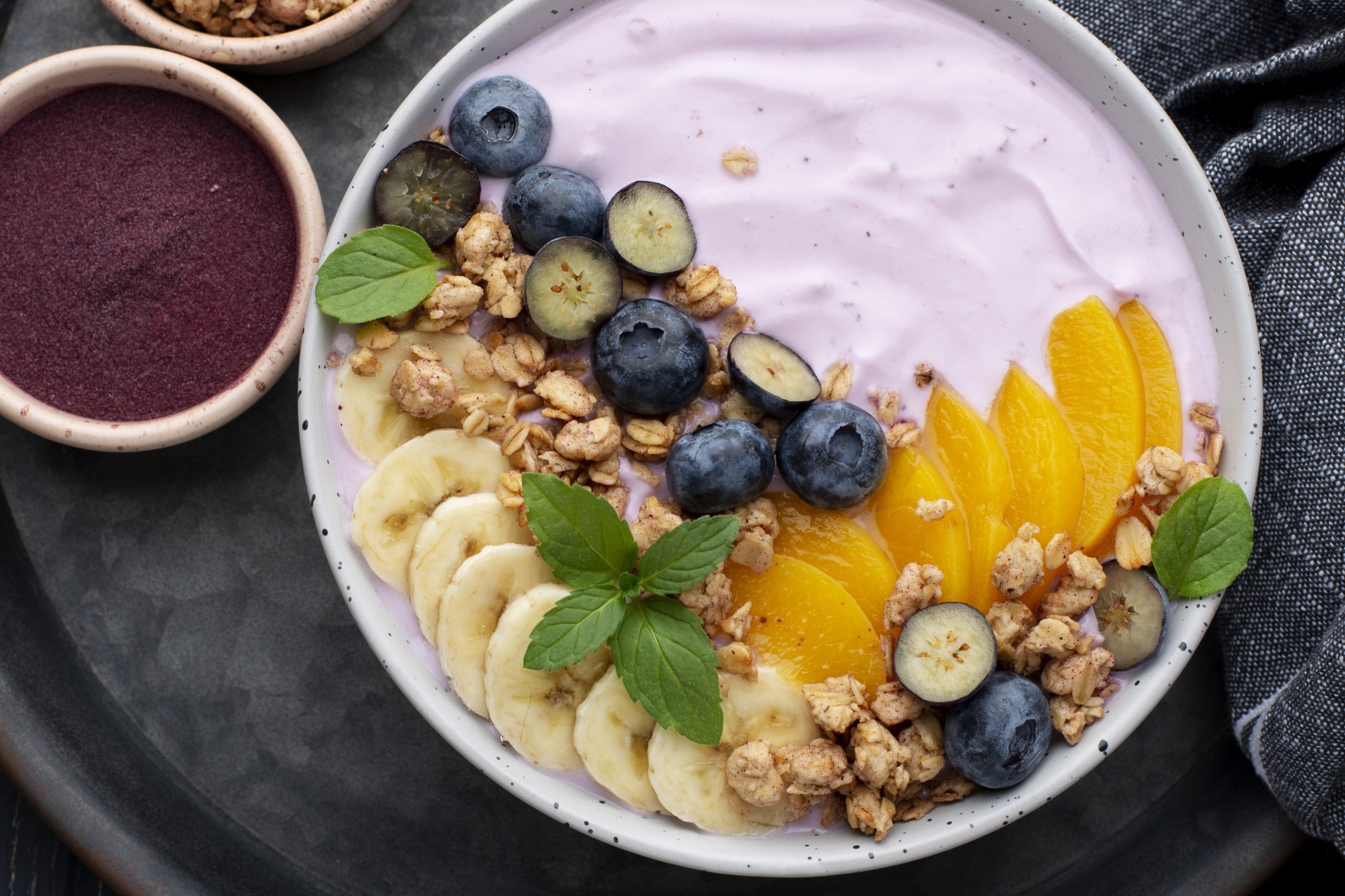 delicieux-arrangement-bols-acai-sucre 3